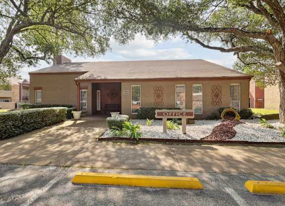 600 Baylor apartments in Longview, TX Leasing Office