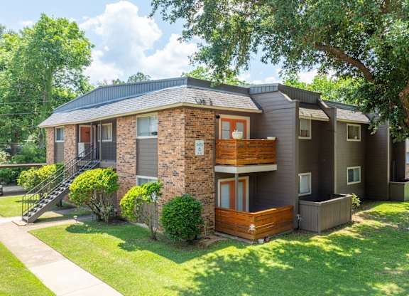 Apartment exteriors at Bayou Oaks in Alexandria, LA