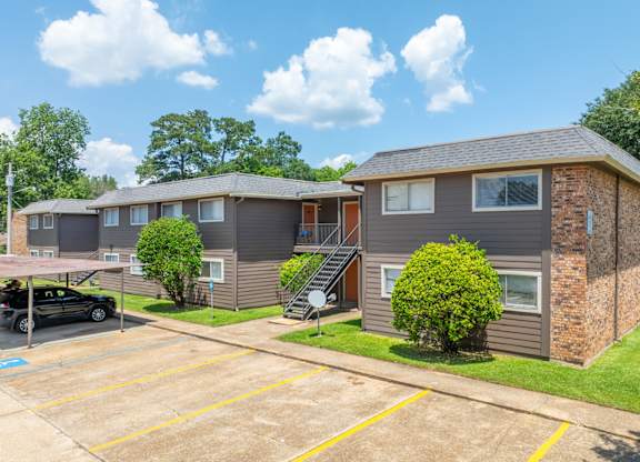 Apartment exteriors at Bayou Oaks in Alexandria, LA