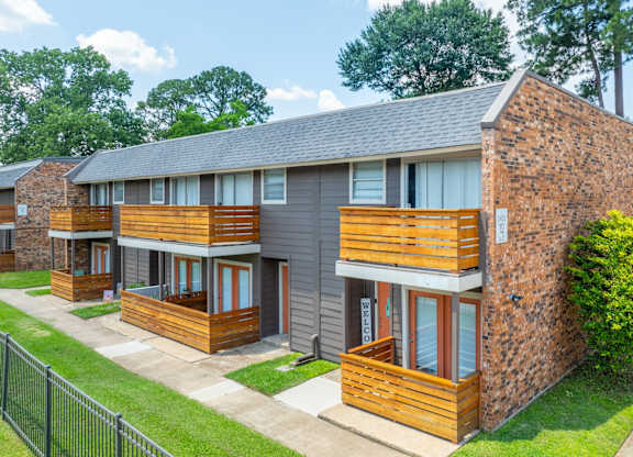 Apartment exteriors at Bayou Oaks in Alexandria, LA