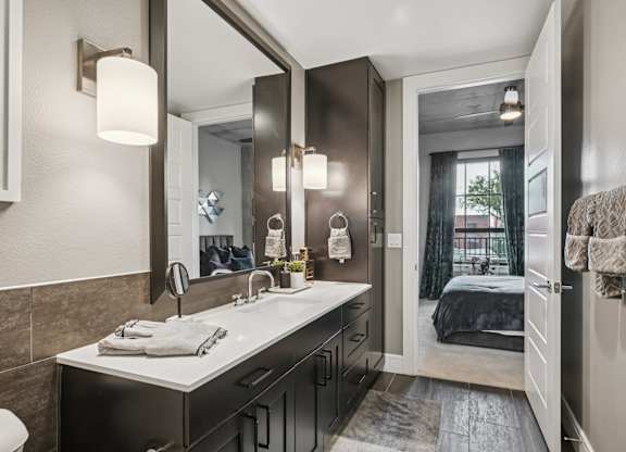 The Case Building Apartments in Dallas, TX 1 Bedroom Bathroom