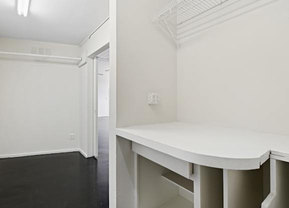 Elm St Lofts in Dallas TX closet