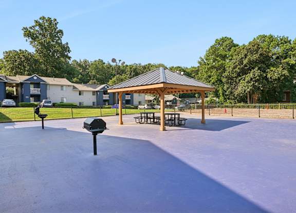 Picnic area at Dunwoody Pointe in Atlanta, GA