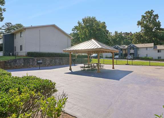 Picnic area at Dunwoody Pointe in Atlanta, GA