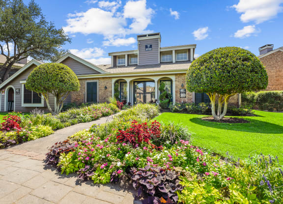Leasing Office Entrance at Noel on the Parkway Apartments in Dallas, Texas, TX