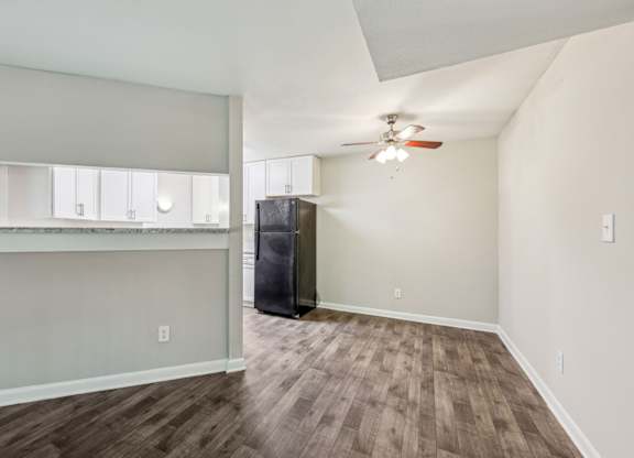 A dining room with a ceiling fan and wood floor at Gwinnett Square Apartments in Duluth, GA