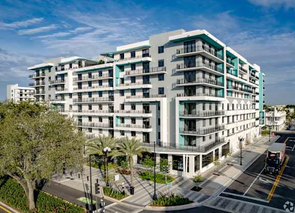 Street view of the building entrance of Hollywood Heights on the Boulevard Luxury Apartments in Hollywood, FL