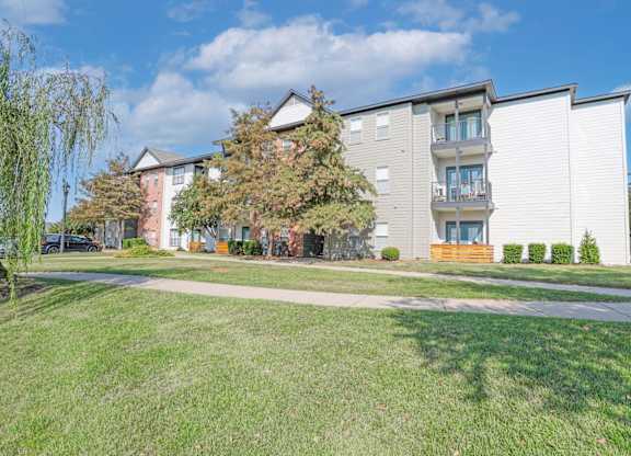 Apartment buildings with lush, green lawns in front at Ultris Island Park in Shreveport, LA