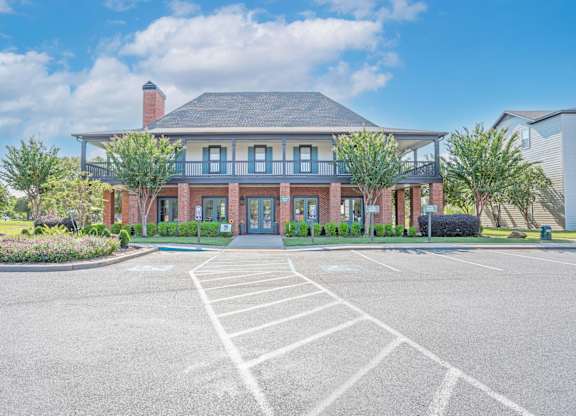 Front view of the leasing office at Ultris Island Park in Shreveport, LA