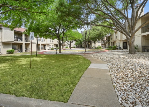 a view of the courtyard at the whispering winds apartments in pearland, tx