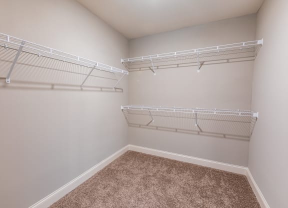 Lakeland Grand Apartments Spacious Walk-In Closet