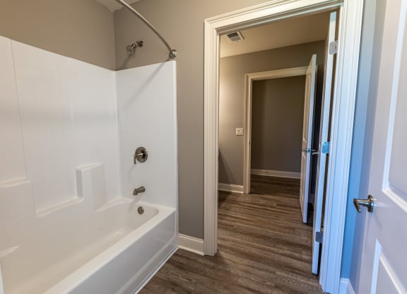 Lakeland Grand Apartments Bathroom