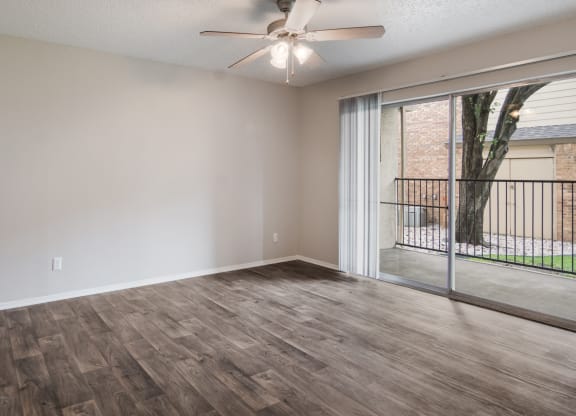 Living Room with Ceiling Fan at Preston Villas Apartment Homes, Dallas, Texas, TX