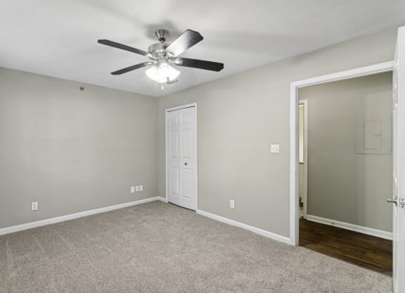 Bedroom with ceiling fan and carpet floors at Oakley Run apartments in Smyrna, GA