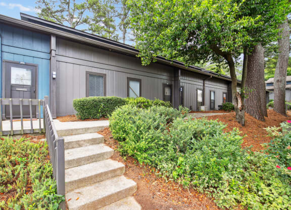 Attractive and well-maintained exterior of apartment building at Pine Village North in Smyrna, GA