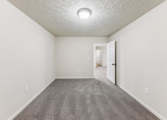 a spacious living room with carpet floor  at Grand Reserve Columbus in Columbus, GA