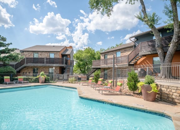 the swimming pool at Vine apartments in Arlington, TX