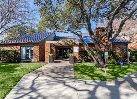 WalnutCreekCrossing-AustinTX-Leasing_Office_Exterior_2