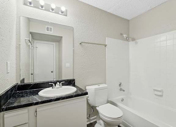Woodmere Trace Apartmements in Duluth, GA Bathroom
