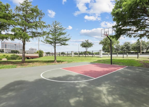 a basketball court at Jefferson Creek in Irving, TX