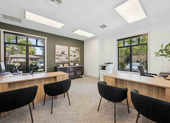 A room with a desk and chairs.