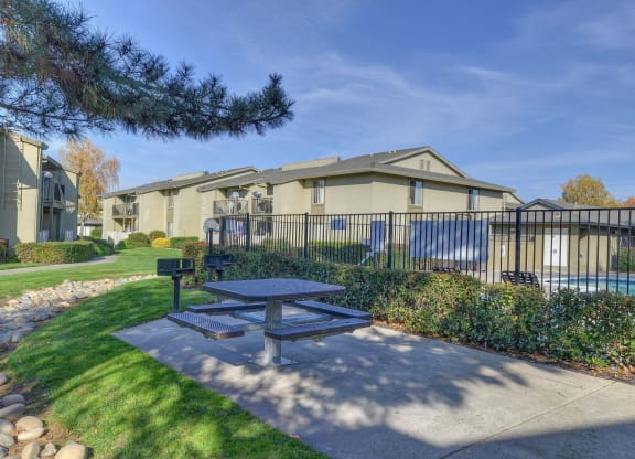 BBQ and Picnic Area at Breckenridge Village Apartments, California
