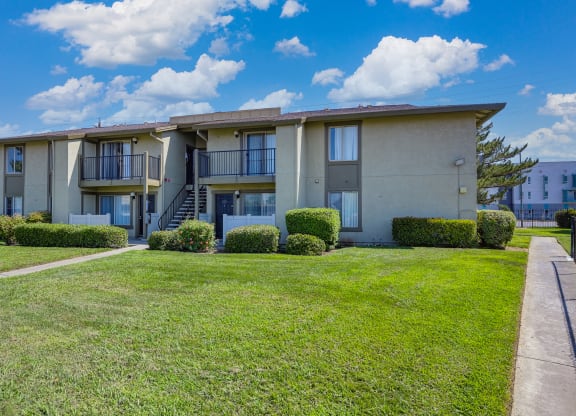 Beautiful Garden Exterior at Breckenridge Village Apartments, California, 95823
