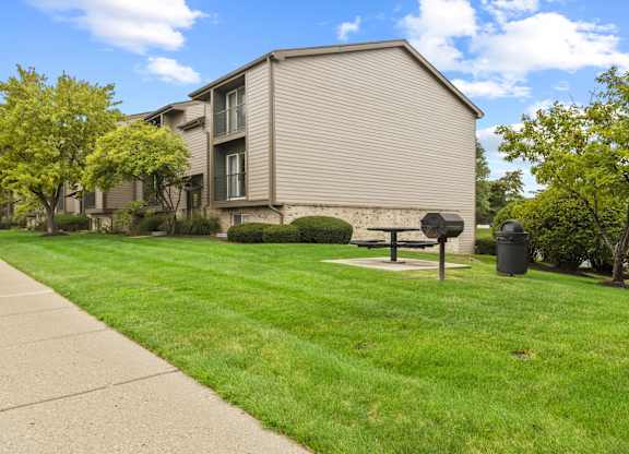 Green lawn at Lakes of Carmel Apartments, Carmel, IN, 46032