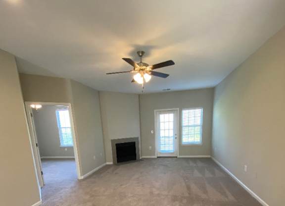 Living-room with carpeted floor at Sand Creek Woods Apartments, Fishers, IN, 46037