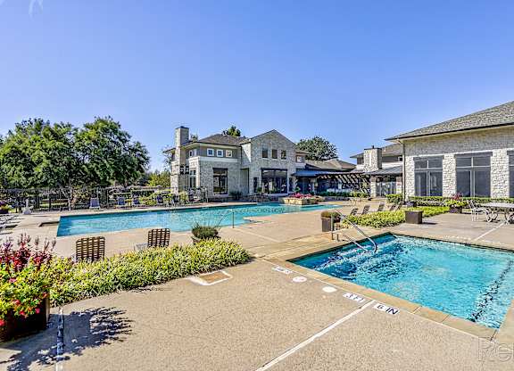 Sparkling swimming pool with a jacuzzi spa at Cypress Lake at Stonebriar Apartments, Frisco 75034