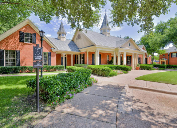 SaddleBrook apartments in Dallas, TX 1,2 & 3 Bedroom Apartment Homes.