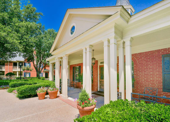 SaddleBrook apartments in Dallas, TX 1,2 & 3 Bedroom Apartment Homes.