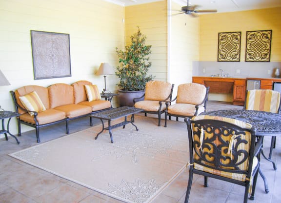 Community sunroom at Sonoma Grande Apartments in South Tulsa, OK 1, 2 & 3 Bedrooms.