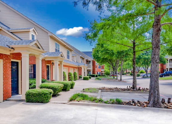 SaddleBrook apartments in Dallas, TX 1,2 & 3 Bedroom Apartment Homes.
