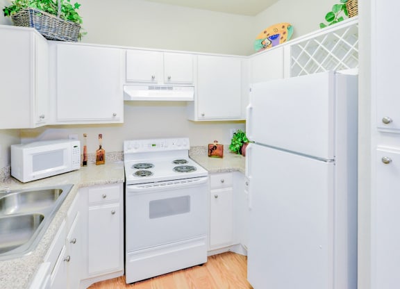 Greyson's Gate Apartments in North Dallas, TX offers 1,2 & 3 bedroom apartment homes. with garages