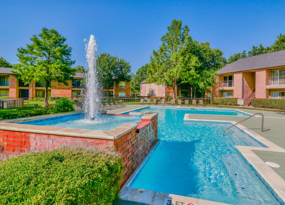 Resort-style pool with fountain!