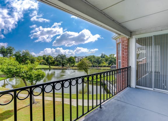 Large balconies and patios with golf course views at Turnberry Isle Apartments in Dallas, TX.