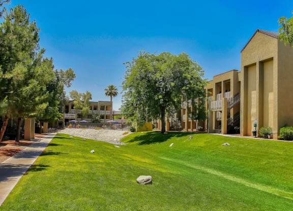 the preserve at ballantyne commons apartments courtyard
