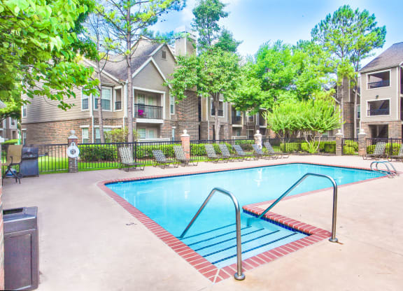 Riverside Park Apartments Tulsa For Lease Courtyard  pool