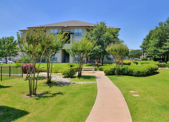 Cypress Lake at Stonebriar in Frisco, TX has walking paths throughout the community surrounded by lush greenery!