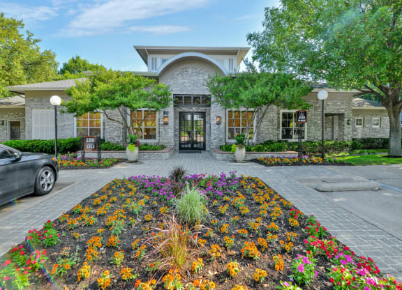 Lush landscaping at entrance to Greysons Gate in North Dallas, TX, For Rent. Now leasing 1, 2 and 3 bedroom apartments.