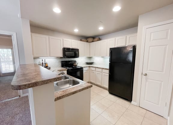SaddleBrook apartments in Dallas, TX 1,2 & 3 Bedroom Apartment Homes.