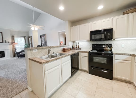 SaddleBrook apartments in Dallas, TX 1,2 & 3 Bedroom Apartment Homes.