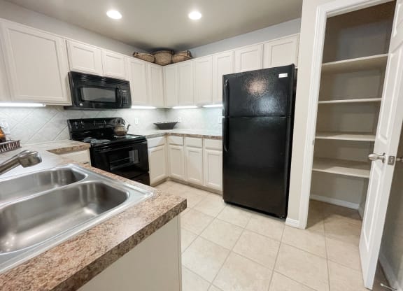 SaddleBrook apartments in Dallas, TX 1,2 & 3 Bedroom Apartment Homes.