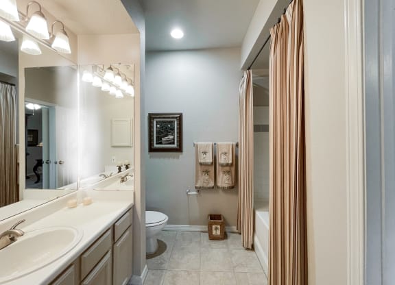 SaddleBrook apartments in Dallas, TX 1,2 & 3 Bedroom Apartment Homes.