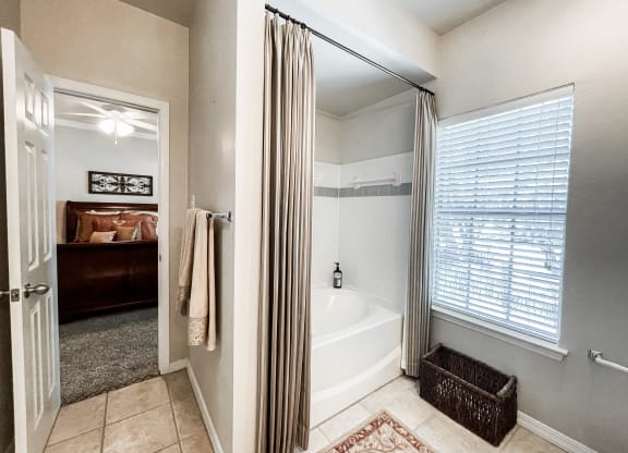 SaddleBrook apartments in Dallas, TX 1,2 & 3 Bedroom Apartment Homes.