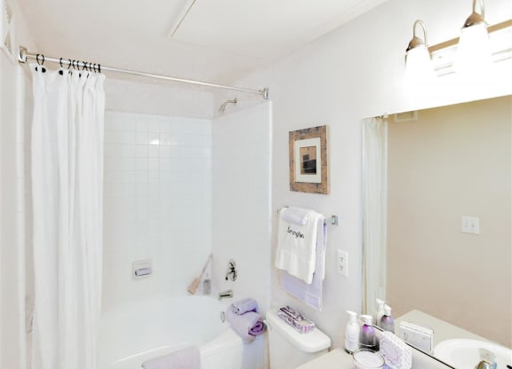 Bright bathroom at The Remington at Memorial in Tulsa, OK, For Rent. Now leasing 1 and 2 bedroom apartments.