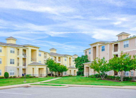 Lush, mature landscaping at Sonoma Grande Apartment Homes 1, 2 and 3 Bedroom Tulsa, OK