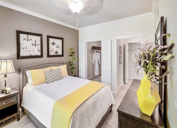 Walk in closets and en suites of Montfort Place in North Dallas, TX, For Rent. Now leasing 1 and 2 bedroom apartments.