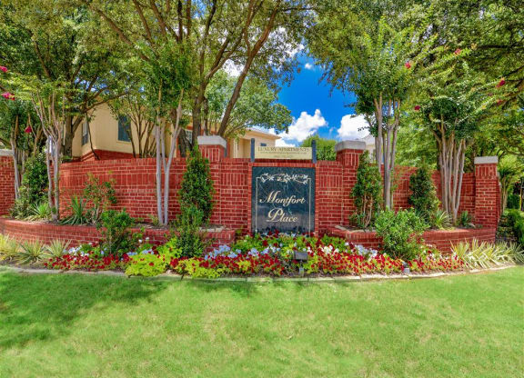 Curb appeal at Montfort Place in North Dallas, TX, For Rent. Now leasing 1 and 2 bedroom apartments.
